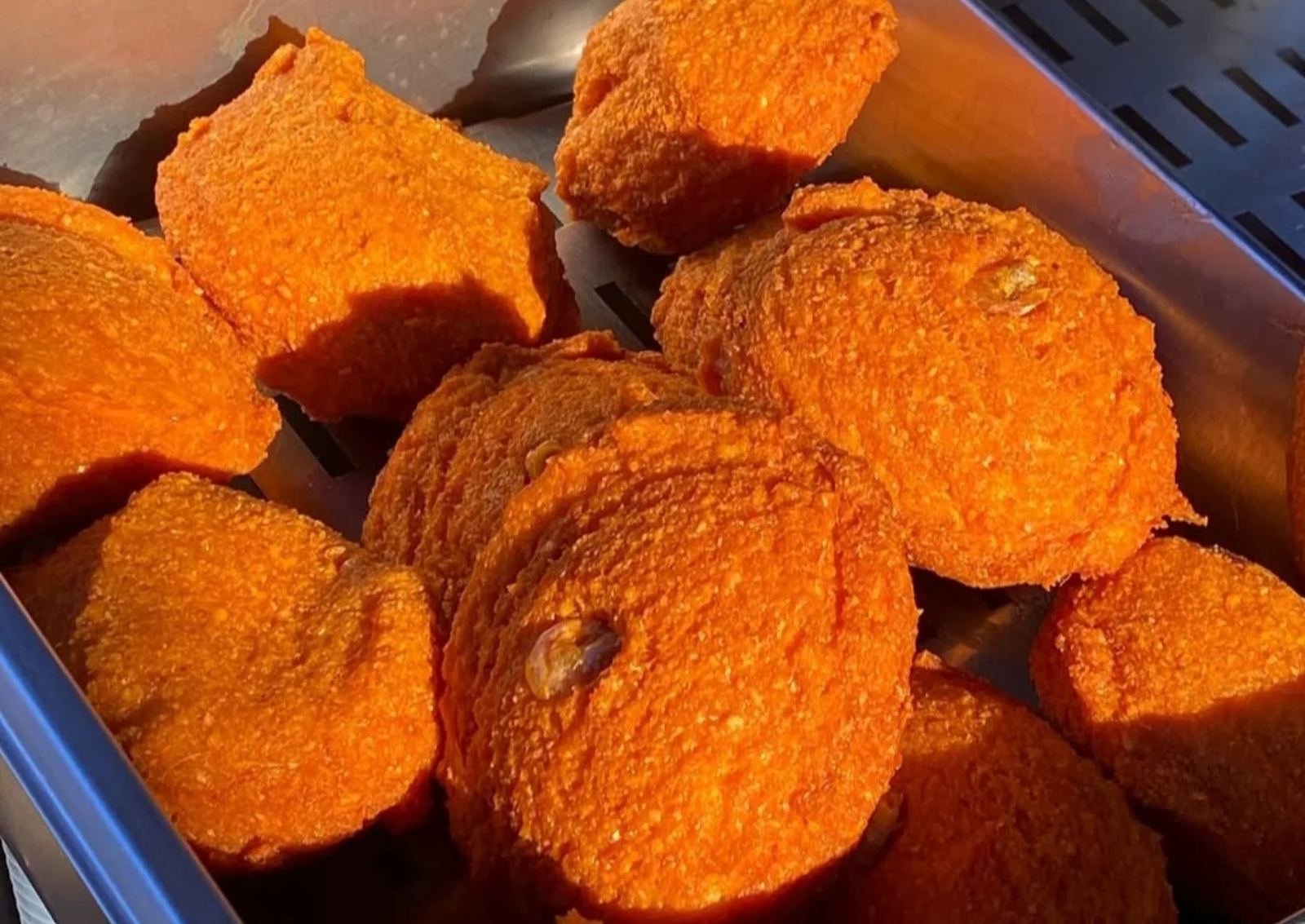 Acarajés fritos no dendê, no tabuleiro